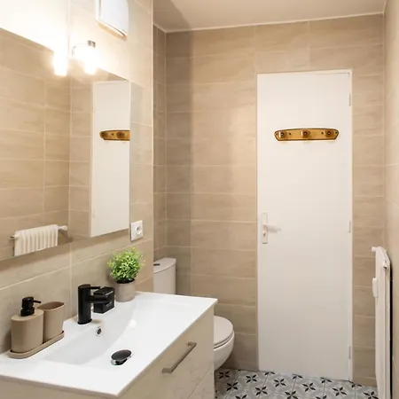 A1 - Centre 5 Min To Sea - Ac & Balcony Apartament *