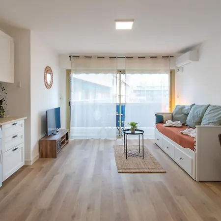 A1 - Centre 5 Min To Sea - Ac & Balcony *